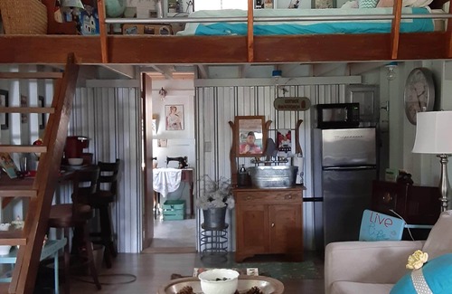 Branson Cottage | Couples Retreat with Charm and Hobby Farm/Hot Tub