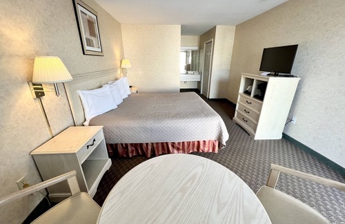 Mackinaw City Hotel | Court Plaza Inn & Suites