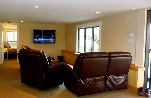 Courtenay House | Courtenay Beach House - Minutes to golf ski fishing