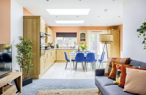 Coventry House | Courtleet - Beautiful 3 Bedroom house, sleeps 8. Park 2 Cars.