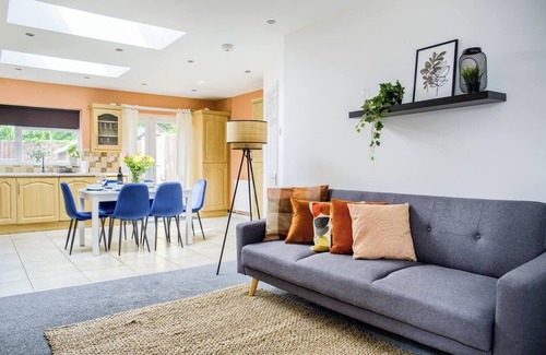 Coventry House | Courtleet - Beautiful 3 Bedroom house, sleeps 8. Park 2 Cars.