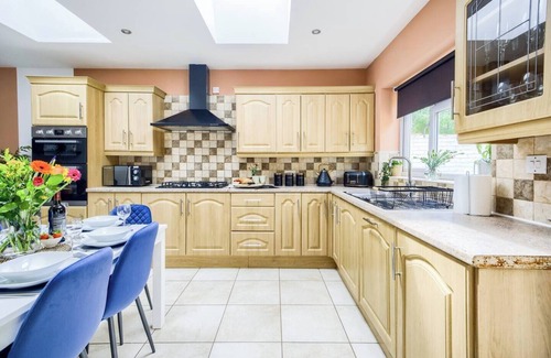 Coventry House | Courtleet - Beautiful 3 Bedroom house, sleeps 8. Park 2 Cars.
