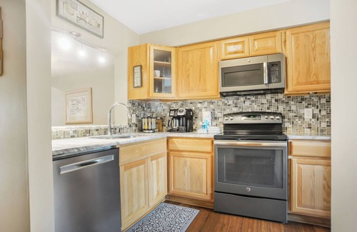 Hilton Head Island House | Courtside 81- Short Walk to the Beach- 2 BR 2.5 BA Updated Townhouse