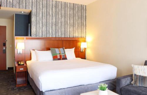 Burlington Hotel | Courtyard Burlington Harbor