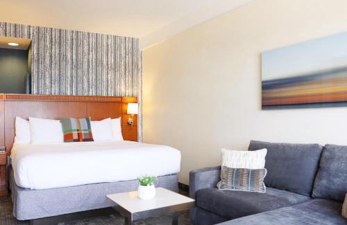 Burlington Hotel | Courtyard Burlington Harbor