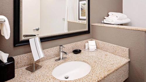 West Homestead Hotel | Courtyard by Marriott Pittsburgh West Homestead Waterfront