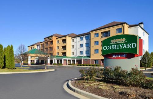 Brown Deer Hotel | Courtyard by Marriott Milwaukee North/Brown Deer