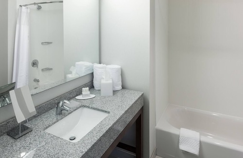 Downtown Richmond Hotel | Courtyard by Marriott Richmond Downtown