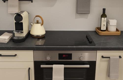 Swindon Apartment | Courtyard Highstreet Retreat