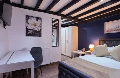 Stotfold Bed & Breakfast | Courtyard Lodge -Room 8 on suite
