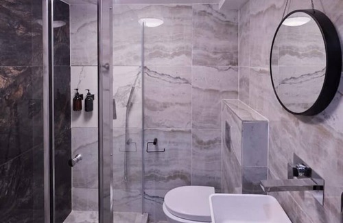 Stotfold Bed & Breakfast | Courtyard Lodge -Room 8 on suite