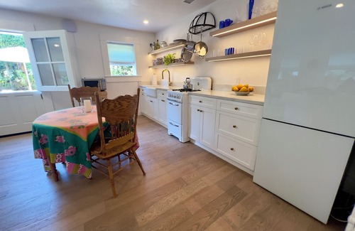 Oak Park Cottage | Courtyard Pied-à-Terre, Downtown A+ Location, 1 Bed 1 Bath, Luxury Guest Suite