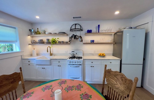 Oak Park Cottage | Courtyard Pied-à-Terre, Downtown A+ Location, 1 Bed 1 Bath, Luxury Guest Suite