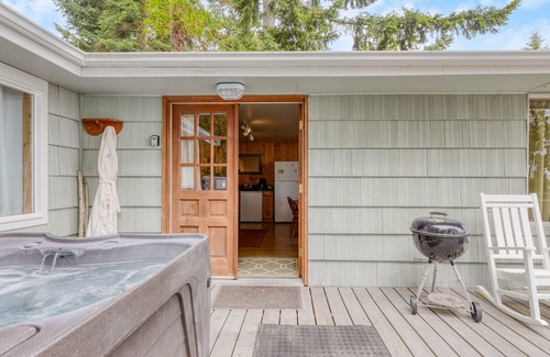 Coupeville Cottage | Cove Cottage - Waterfront | Rustic Cottage