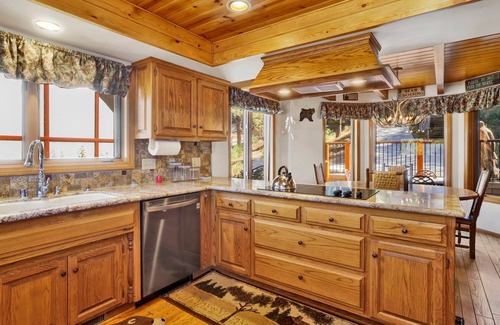Boulder Bay Cabin | Cove Lakefront Chalet- Hot Tub- Games- Boat Dock