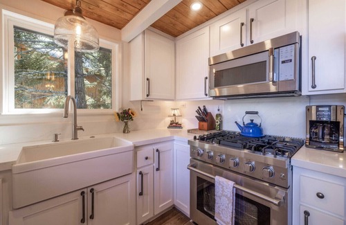 Boulder Bay Cabin | Cove Lakeside | Jacuzzi, Central AC, Private Dock!
