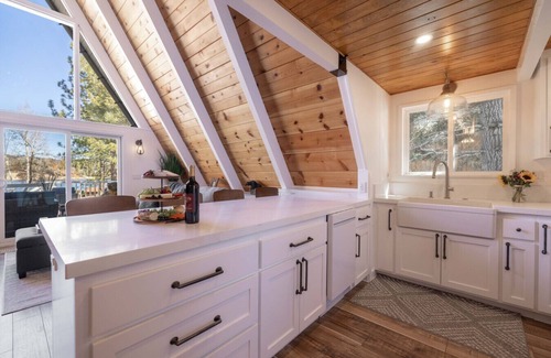 Boulder Bay Cabin | Cove Lakeside | Jacuzzi, Central AC, Private Dock!