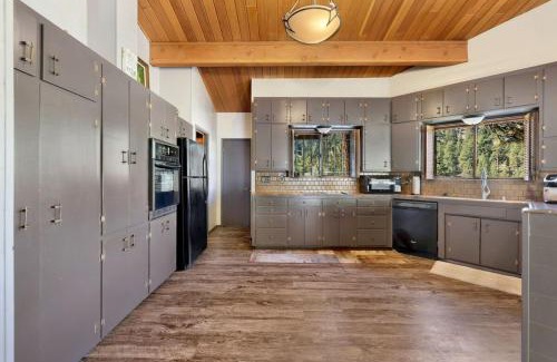 Boulder Bay House | Cove Lakeview Cabin #2064 by Big Bear Vacations