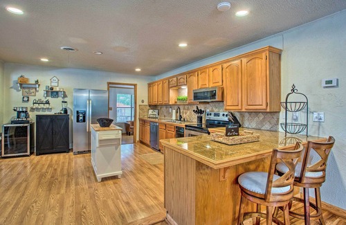 Gun Barrel City House | Covered Deck & Fire Pit: Gun Barrel City Escape!