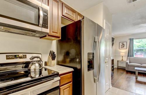Savannah House | Covered Patio & Fenced Yard! Lovely in Laurelwood