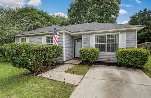 Savannah House | Covered Patio & Fenced Yard! Lovely in Laurelwood
