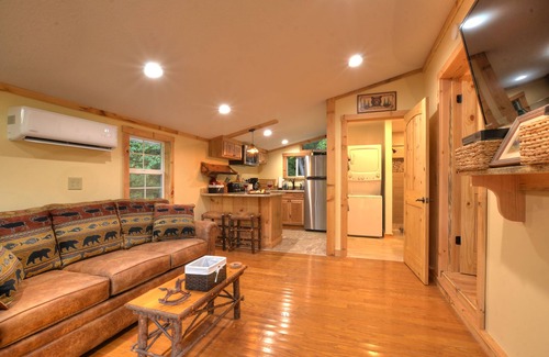 Almond House | Covered porch with grill, Hot Tub, Firepit, Pet friendly, Close To NOC & Tsali