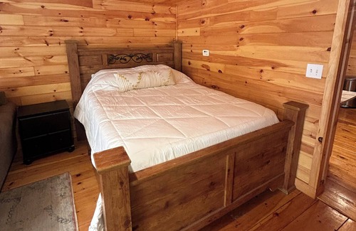 Schuylerville Apartment | Coveville Cabin- Cozy Adirondack style Studio