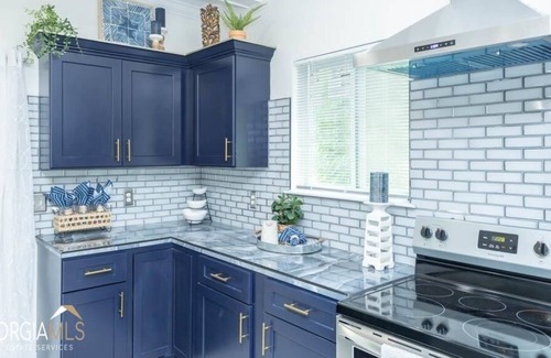 Covington House | Covington's Beautiful 2 bedroom two bath beauty .5 from the square
