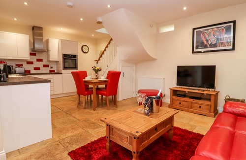 Chipping Norton Cottage | COW BYRE, pet friendly, luxury holiday cottage in Great Tew