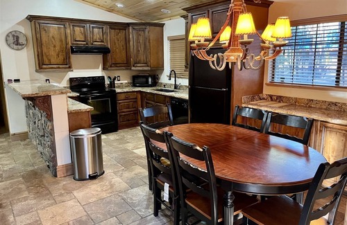 Show Low Cabin | Cowboy Cabin- Hot Tub & Tall Pines