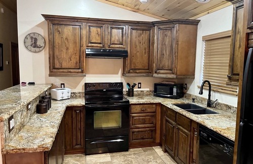Show Low Cabin | Cowboy Cabin- Hot Tub & Tall Pines