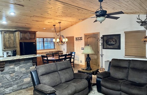 Show Low Cabin | Cowboy Cabin- Hot Tub & Tall Pines