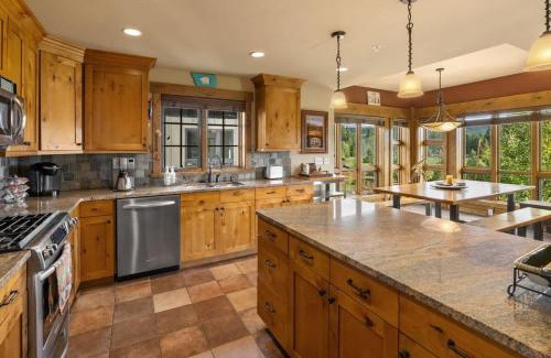 Cle Elum House | Cowboy Corner Condo at Suncadia- Top Floor, Fairway & Mountain View, Fireplace, Smart TVs, Hi-speed Wi-Fi, Walk to Lodge