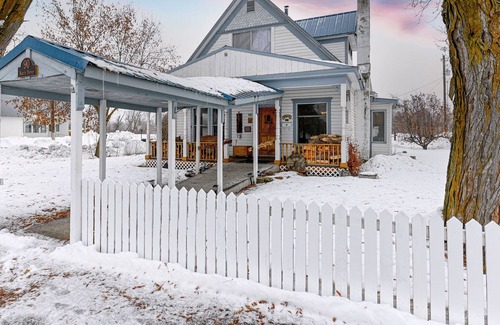 Midvale House | Cowboy Room at Kay's Country Place, Dog friendly
