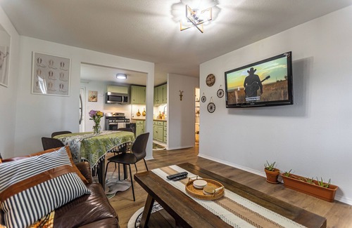 West San Antonio House | CowboyCottage SMU/Fiesta/DT/RiverWalk/SeaWorld/LackLandAFB/FrostBankCenter