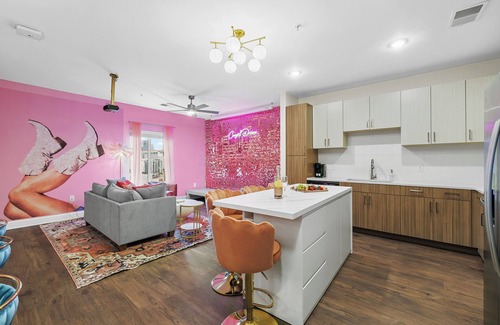 Eighth Avenue Apartment | Cowgirl Dreams - Walk to Broadway, Pool, Gym