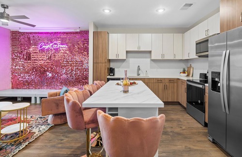 Eighth Avenue Apartment | Cowgirl Dreams - Walk to Broadway, Pool, Gym