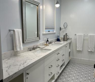 University South Bed & Breakfast | Cowper Inn