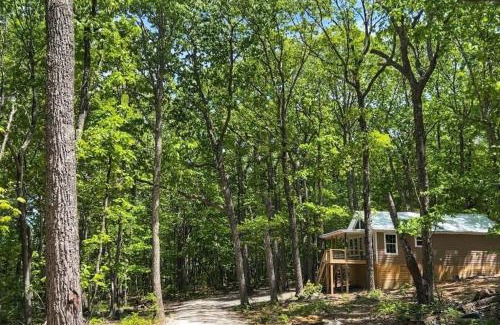 Fort Payne House | Coyote Cabin at Woodland Retreat at DeSoto beside DeSoto State Park