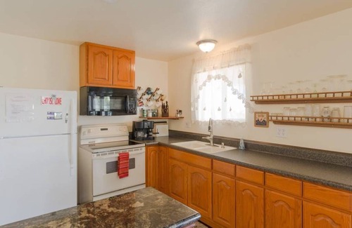 Joshua Tree House | COYOTE CREEK RETREAT: Semi-Rural, Monument Views, Stargazing, Spa, Vintage LPs.