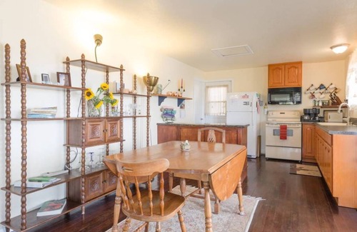 Joshua Tree House | COYOTE CREEK RETREAT: Semi-Rural, Monument Views, Stargazing, Spa, Vintage LPs.