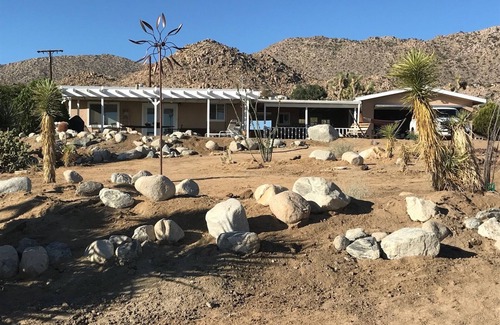 Joshua Tree House | COYOTE CREEK RETREAT: Semi-Rural, Monument Views, Stargazing, Spa, Vintage LPs.
