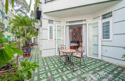 District 5 Apartment | Cozrum Homes - Retro House