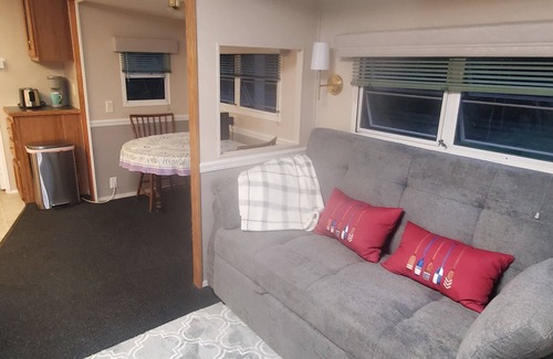 Alexandria House | Cozy 1-bdrm Glamping Trailer set in the woods of tranquil Alexandria - AC, WiFi