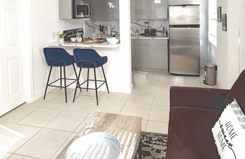 Edgewood Apartment | Cozy 1 bed for 4 Guests, AC, WiFi , Parking, Airport Cruise in Fort Lauderdale