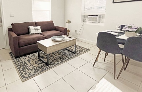 Edgewood Apartment | Cozy 1 bed for 4 Guests, AC, WiFi , Parking, Airport Cruise in Fort Lauderdale
