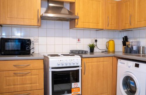Island Gardens Apartment | Cozy 1 Bed in Canary Wharf - Near Excel & Greenwich With Gym Acces