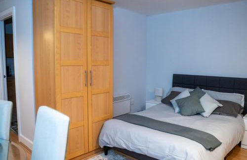 Island Gardens Apartment | Cozy 1 Bed in Canary Wharf - Near Excel & Greenwich With Gym Acces