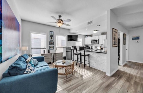 South Padre Island Condo | Cozy 1-bedroom condo in charming South Padre Island with AC