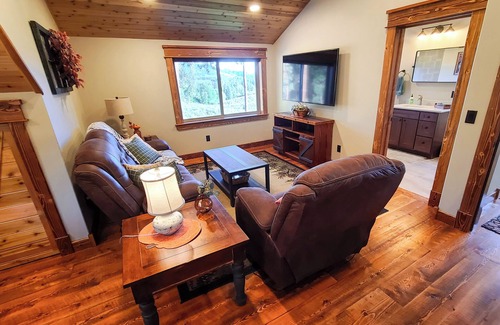 Leavenworth Apartment | Cozy 1-bedroom apartment for two in Leavenworth with beautiful views, AC, WiFi